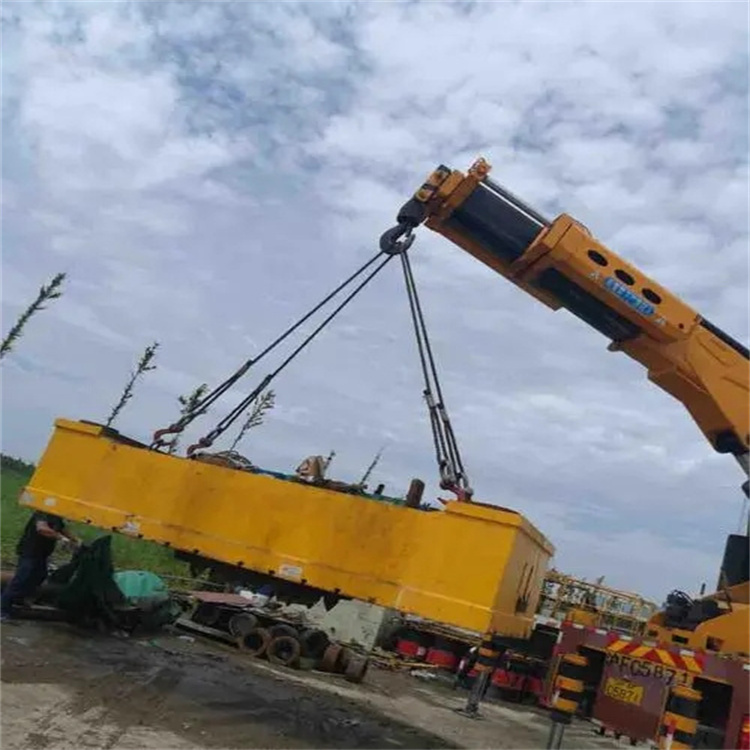 蕲春吊运集装箱的吊车